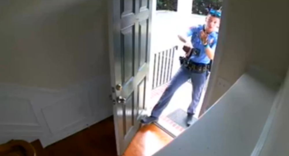 آبروریزی پلیس آمریکا در خانه یک مرد سیاه پوست!